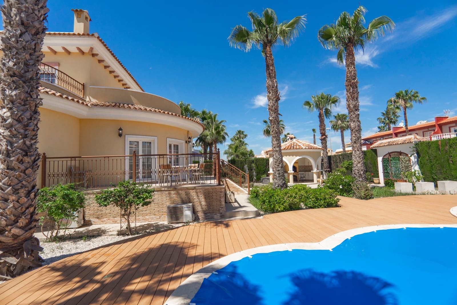 Chalet de 3 habitaciones en Ciudad Quesada en venta con piscina garaje - 749.000 € (Ref: 8928021)