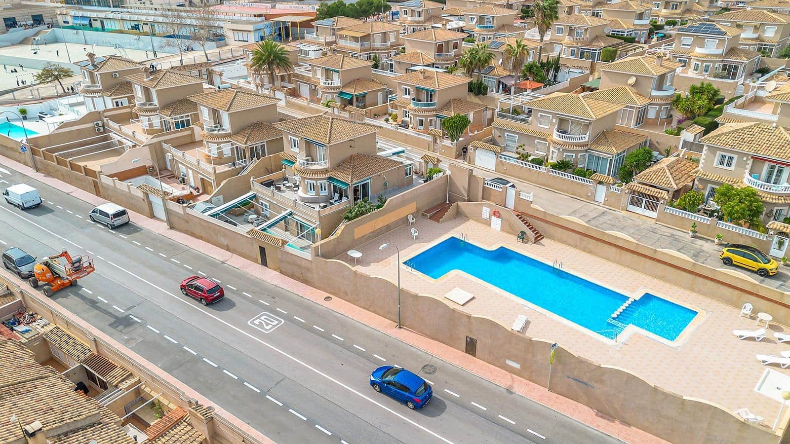 5 bedroom Villa for sale in Torrevieja with pool - € 410,000 (Ref: 8939119)