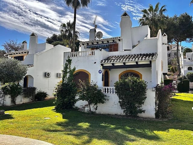 Chalet de 3 habitaciones en Orihuela Costa, Orihuela en venta con piscina - 350.000 € (Ref: 8981628)