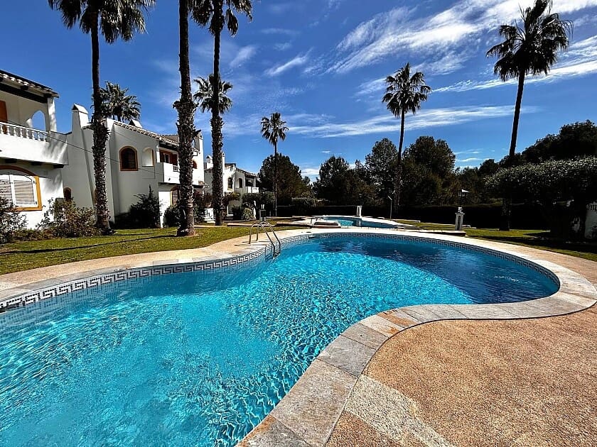 Chalet de 3 habitaciones en Orihuela Costa en venta con piscina - 350.000 € (Ref: 8981628)