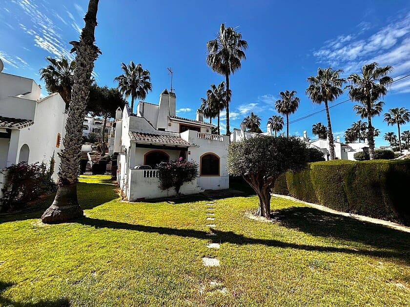 Chalet de 3 habitaciones en Orihuela Costa en venta con piscina - 350.000 € (Ref: 8981628)