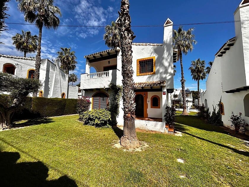 Chalet de 3 habitaciones en Orihuela Costa en venta con piscina - 350.000 € (Ref: 8981628)