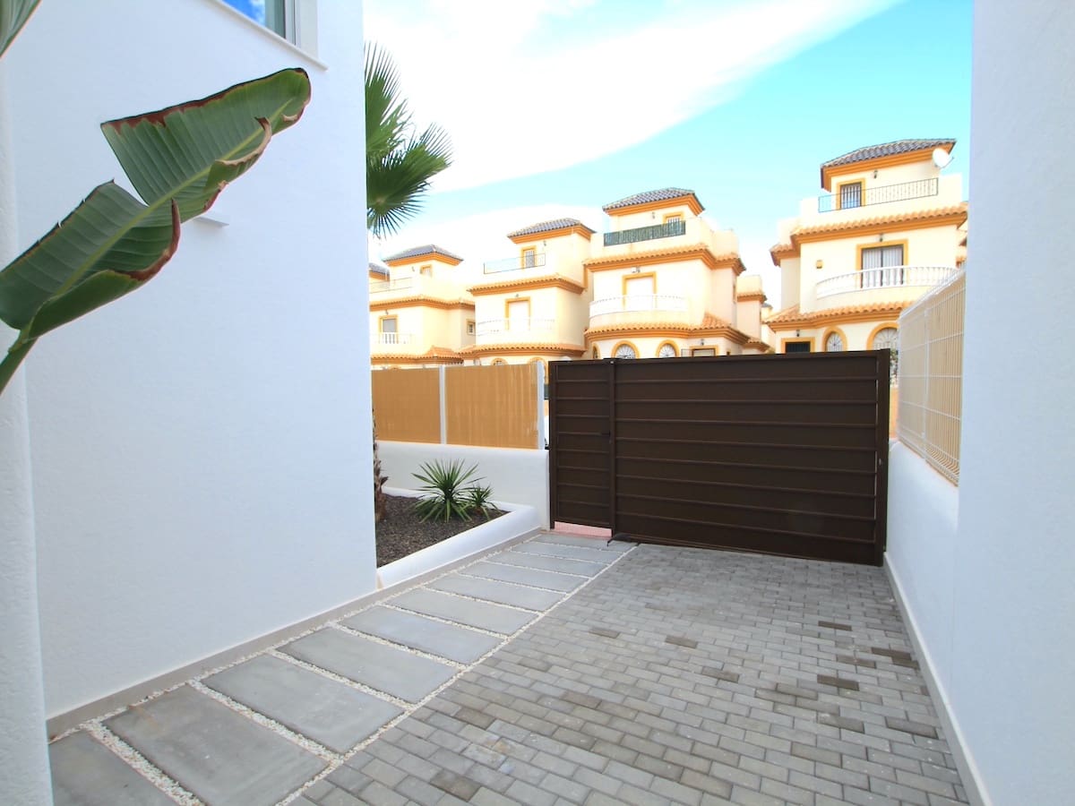 3 bedroom Villa for sale in La Marina with pool - € 345,000 (Ref: 9013806)