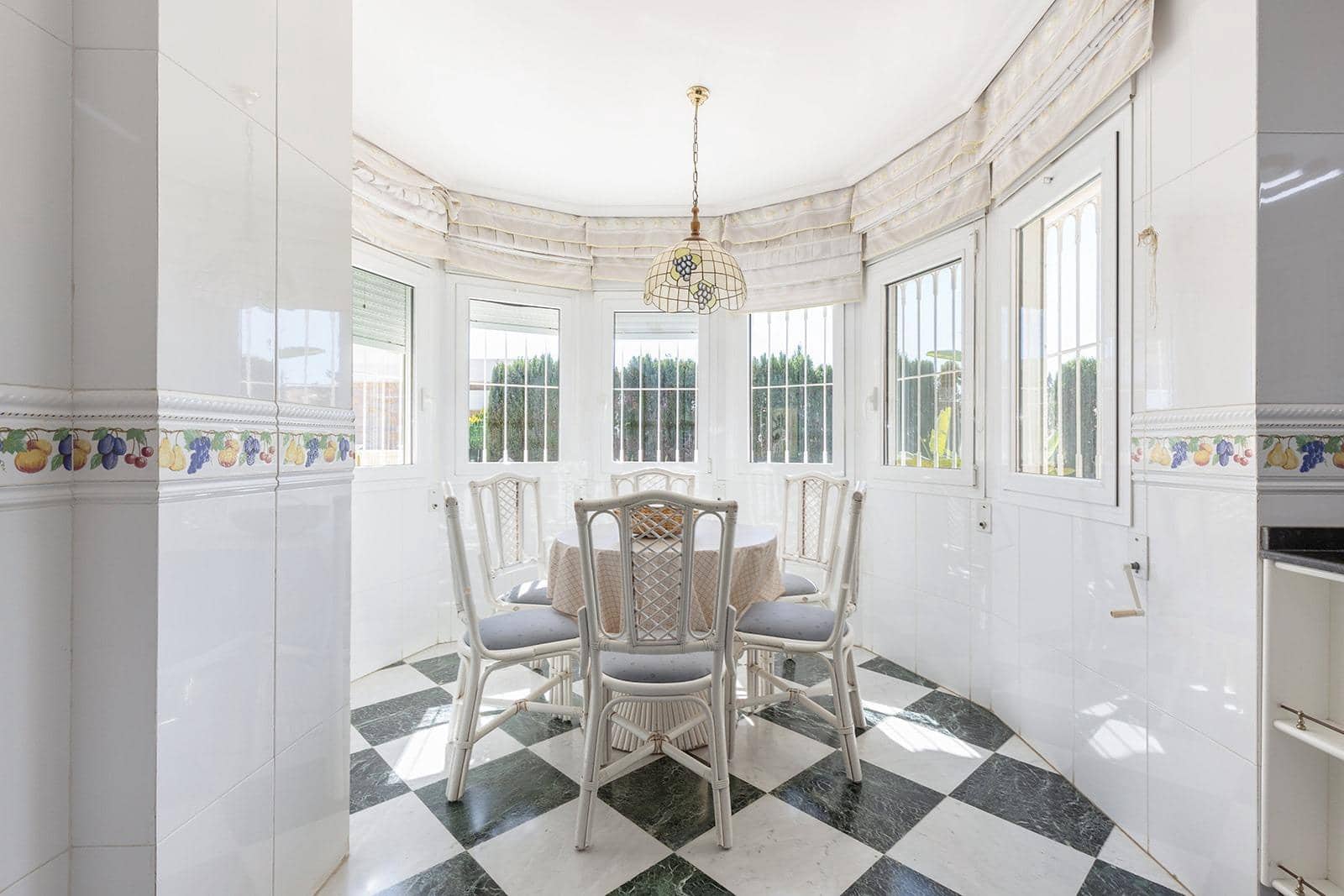 5 sypialnia Willa na sprzedaż w Torrevieja z basenem garażem - 780 000 € (Ref: 9036958)