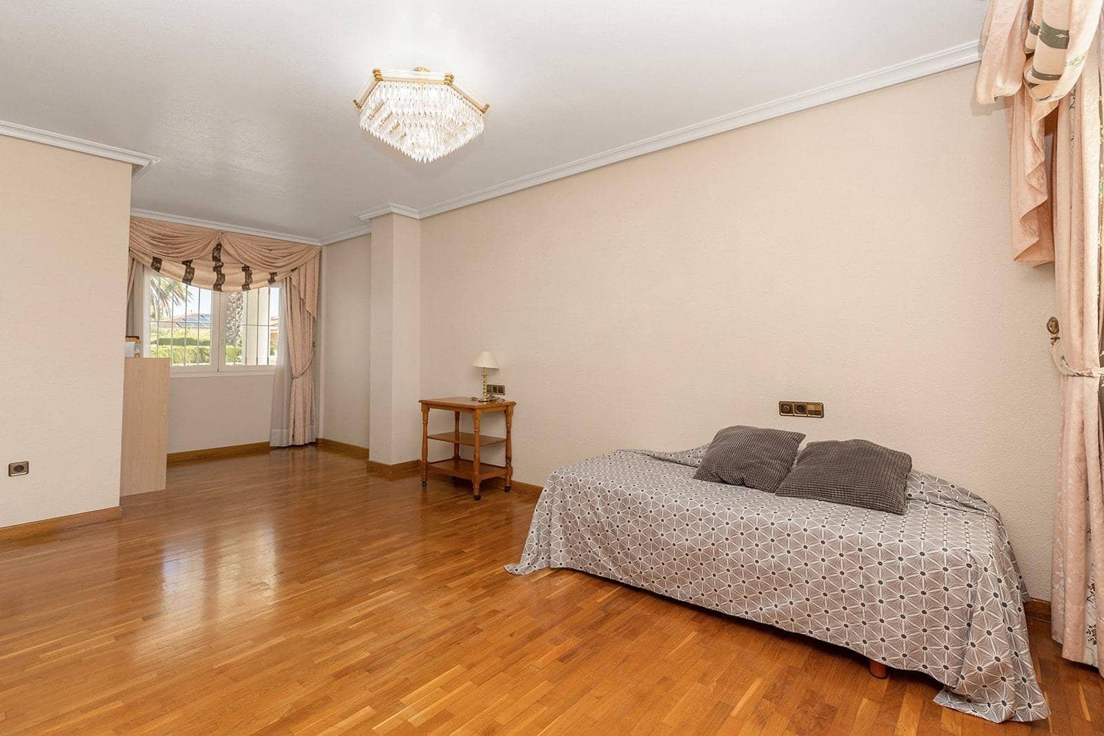 5 sypialnia Willa na sprzedaż w Torrevieja z basenem garażem - 780 000 € (Ref: 9036958)