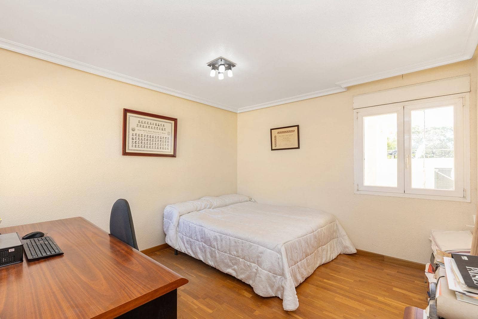 5 sypialnia Willa na sprzedaż w Torrevieja z basenem garażem - 780 000 € (Ref: 9036958)