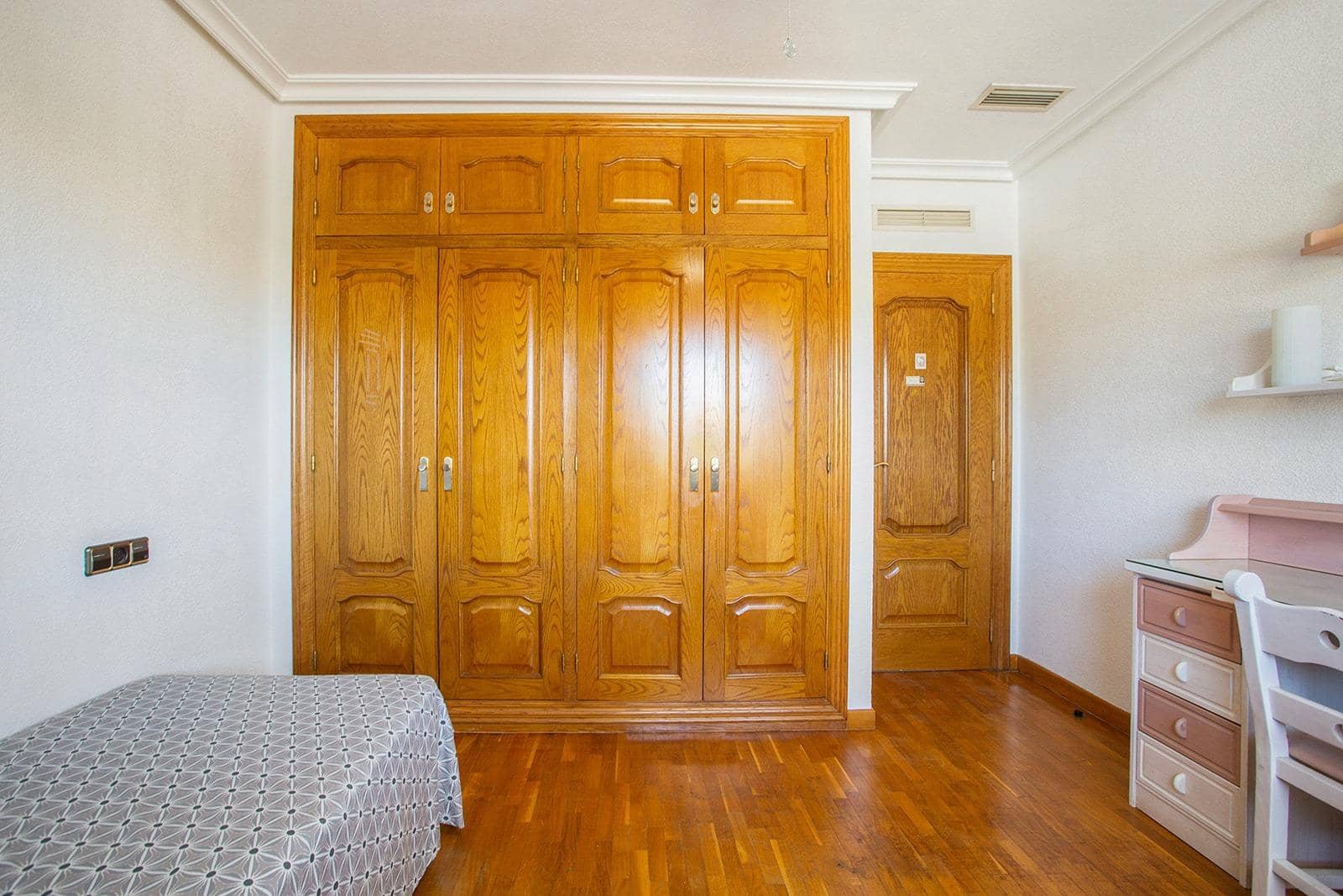 5 sypialnia Willa na sprzedaż w Torrevieja z basenem garażem - 780 000 € (Ref: 9036958)