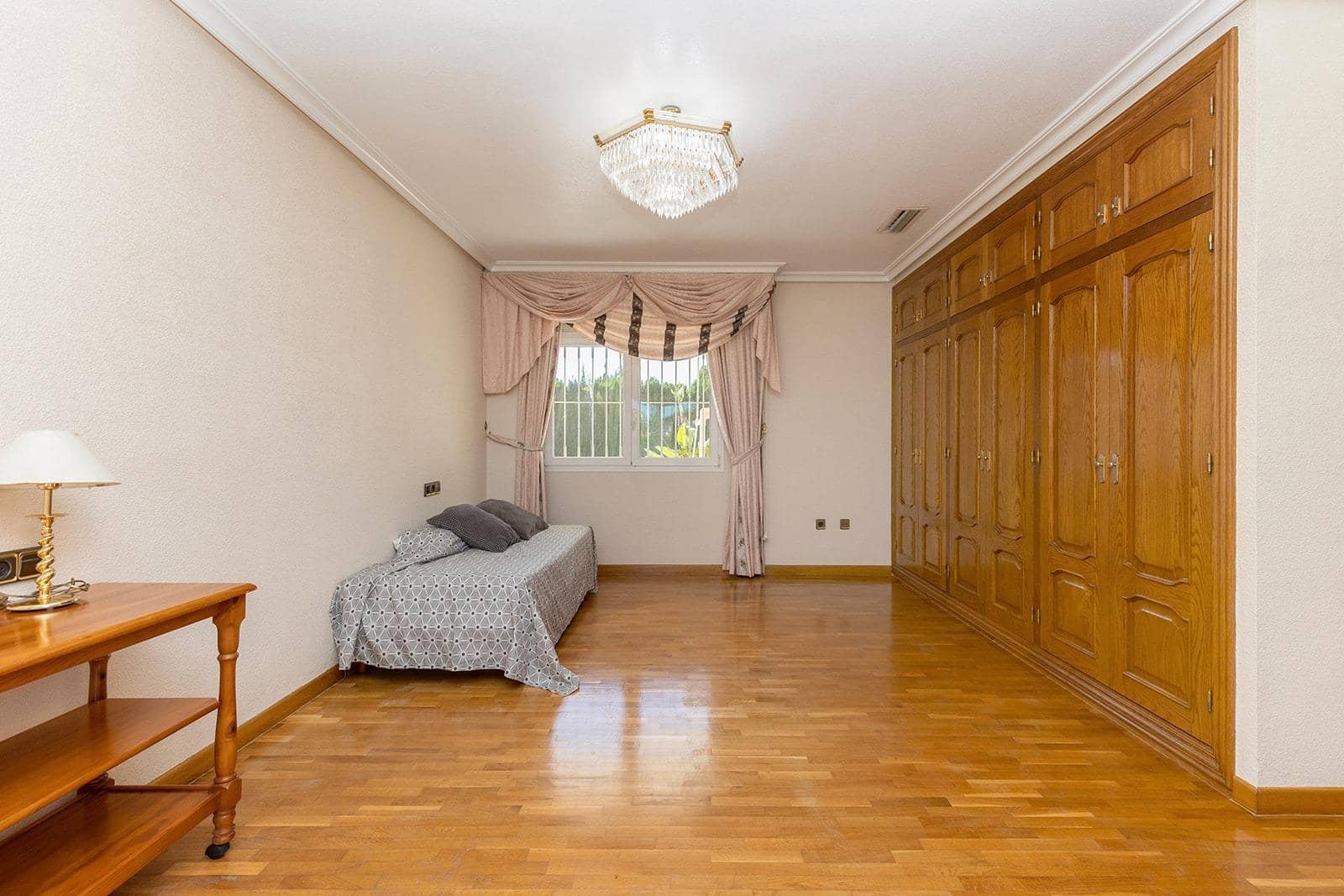 5 sypialnia Willa na sprzedaż w Torrevieja z basenem garażem - 780 000 € (Ref: 9036958)