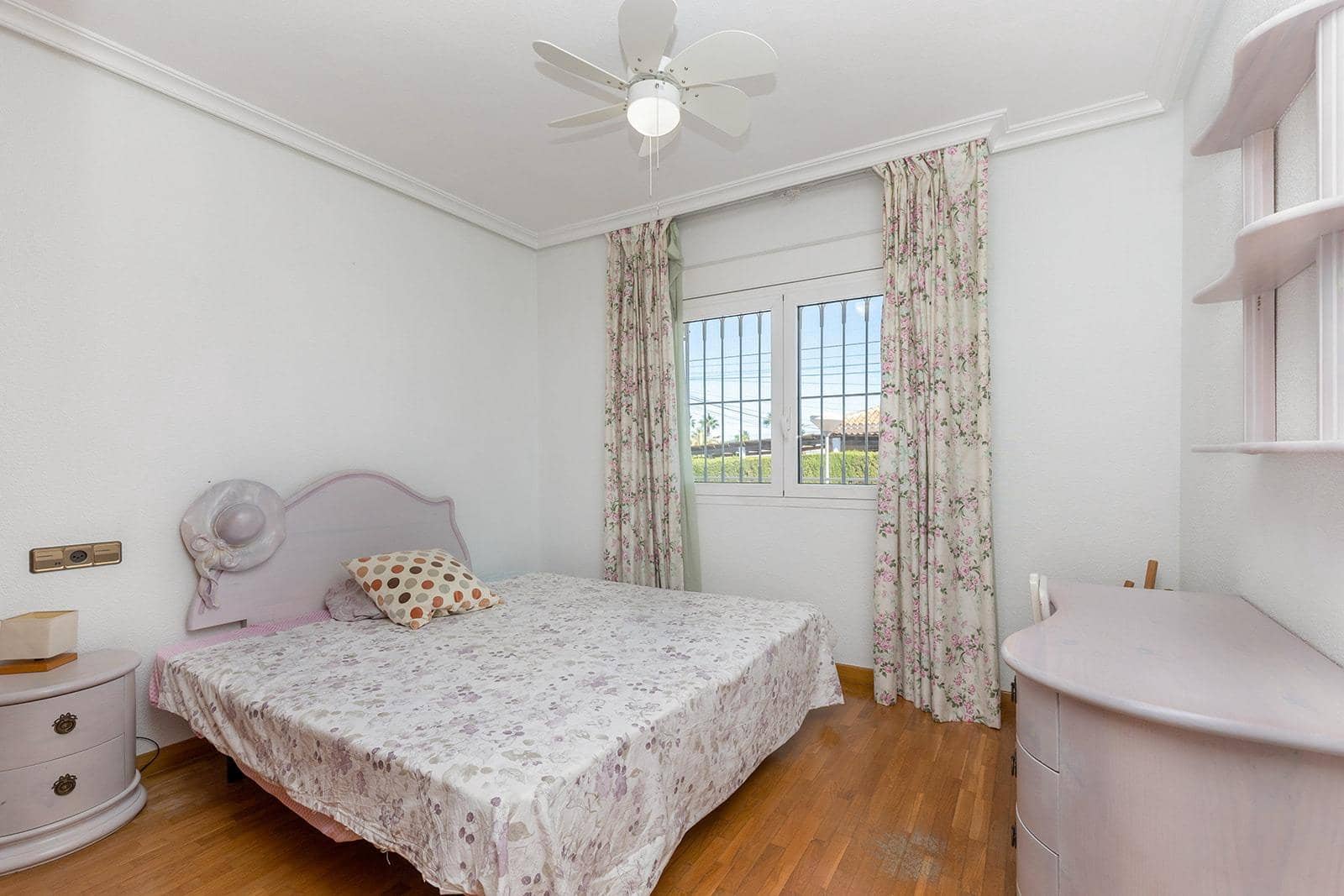 5 sypialnia Willa na sprzedaż w Torrevieja z basenem garażem - 780 000 € (Ref: 9036958)