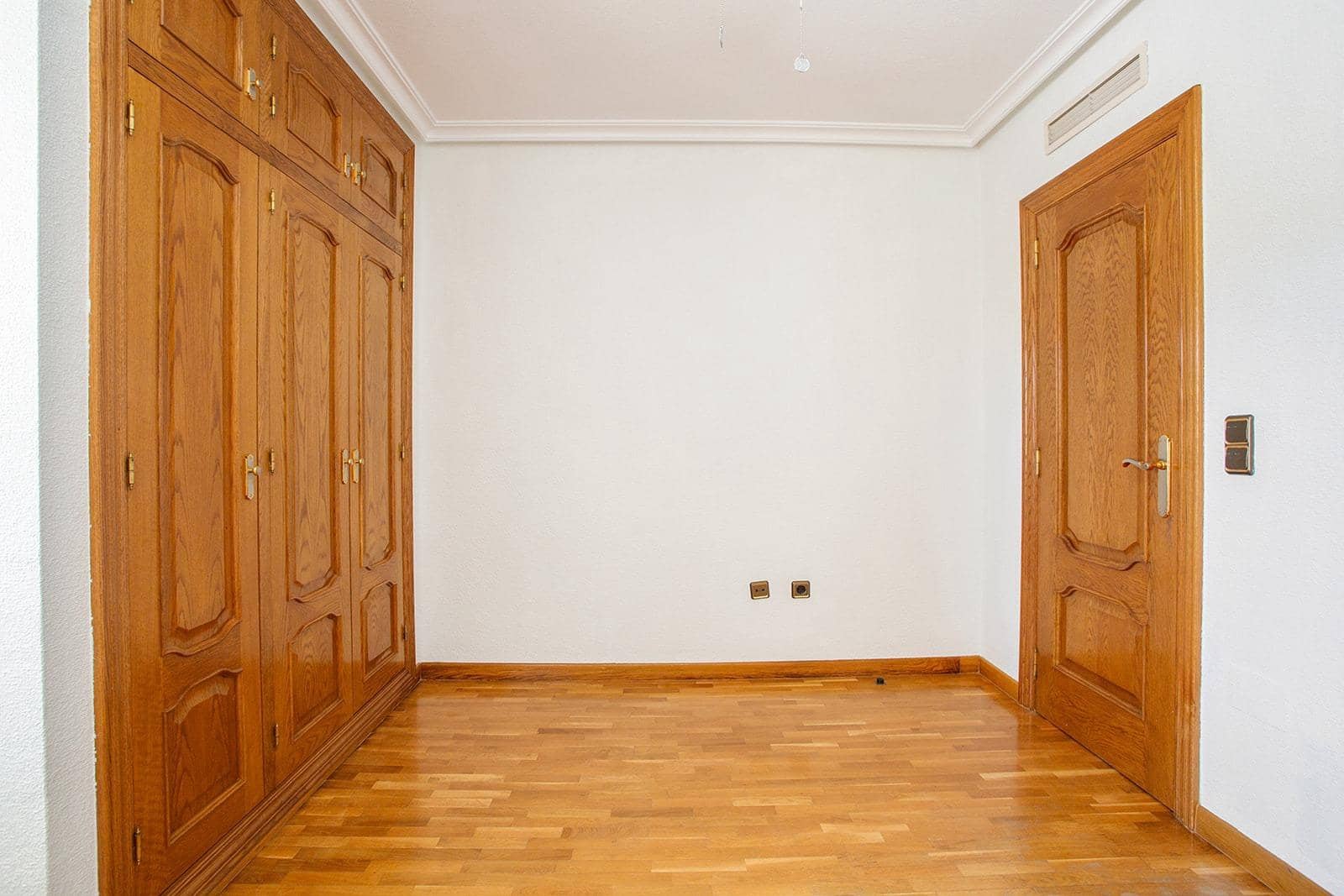 5 sypialnia Willa na sprzedaż w Torrevieja z basenem garażem - 780 000 € (Ref: 9036958)