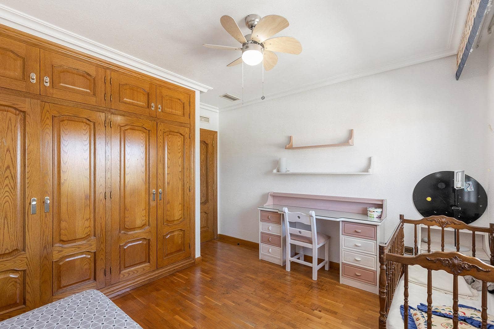 5 sypialnia Willa na sprzedaż w Torrevieja z basenem garażem - 780 000 € (Ref: 9036958)