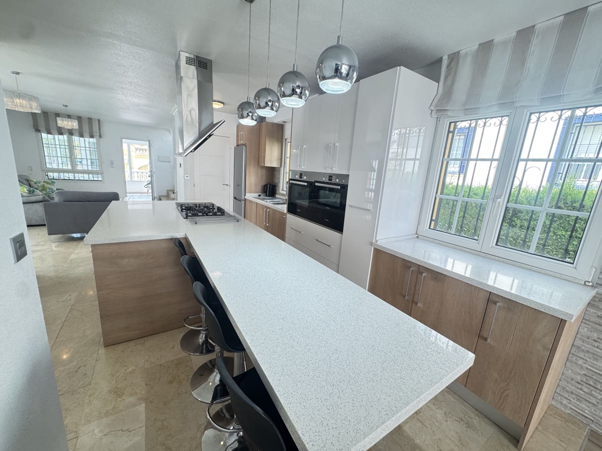 3 quarto Moradia para venda em Villamartin com piscina - 349 900 € (Ref: 9043799)