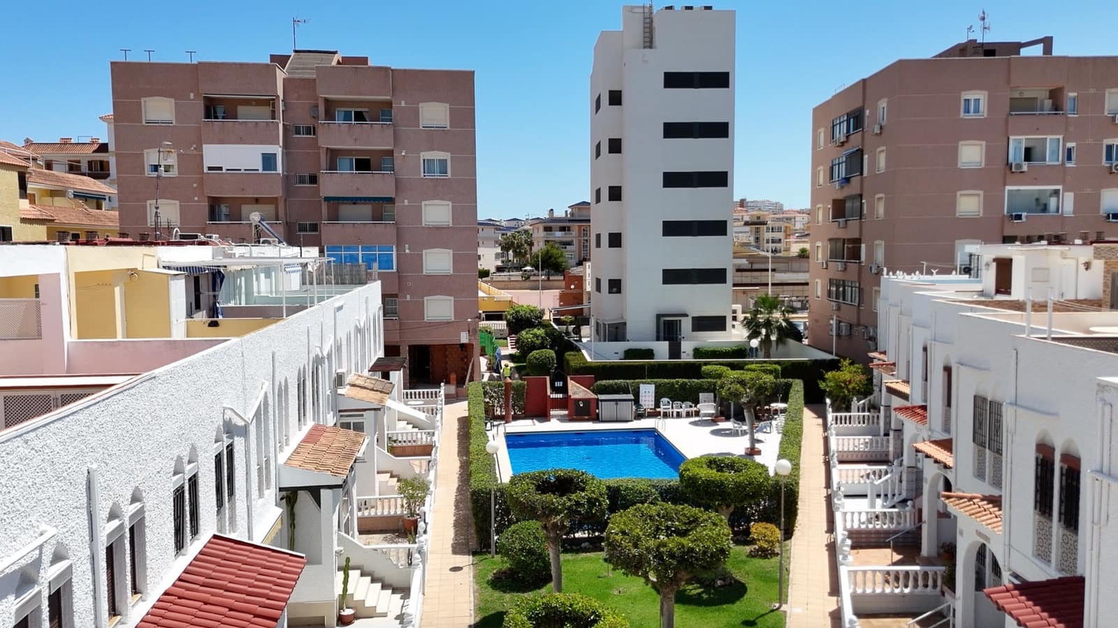 4 soverom Hus til salgs i Torrevieja med svømmebasseng garasje - € 215 000 (Ref: 9082773)