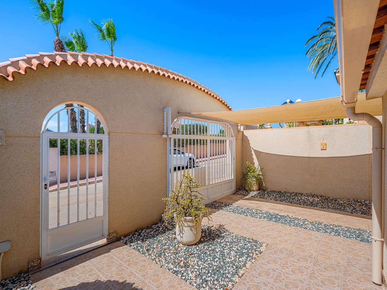 Chalet de 5 habitaciones en Benijófar en venta con piscina garaje - 399.000 € (Ref: 9101087)