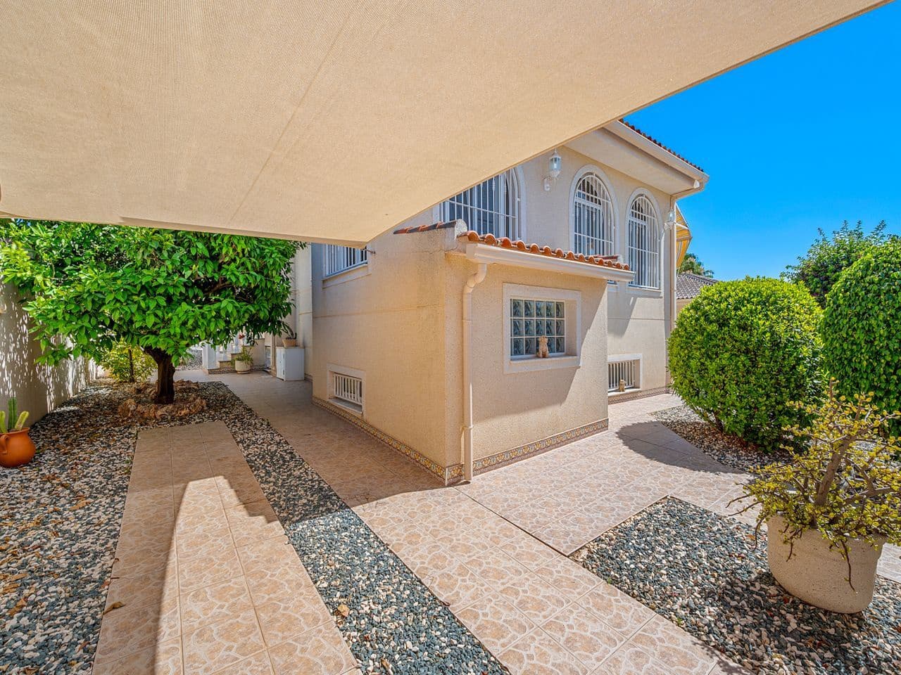 Chalet de 5 habitaciones en Benijófar en venta con piscina garaje - 399.000 € (Ref: 9101087)