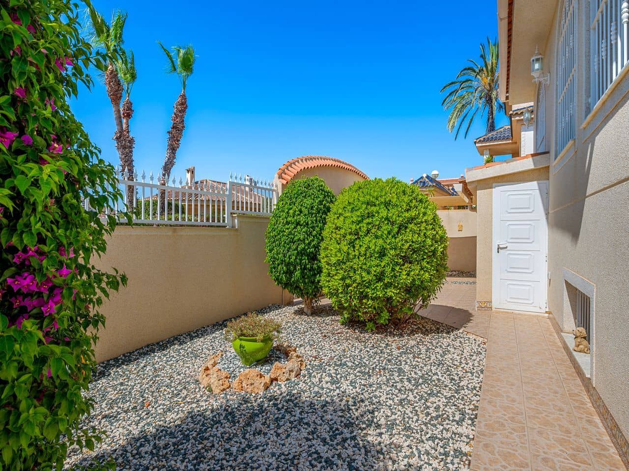 Chalet de 5 habitaciones en Benijófar en venta con piscina garaje - 399.000 € (Ref: 9101087)