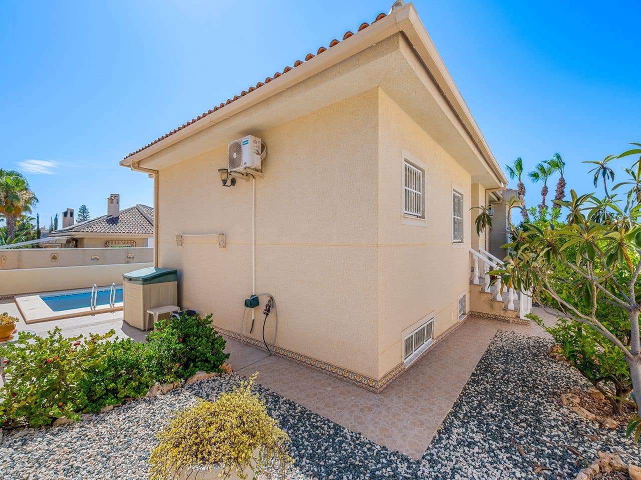 Chalet de 5 habitaciones en Benijófar en venta con piscina garaje - 399.000 € (Ref: 9101087)