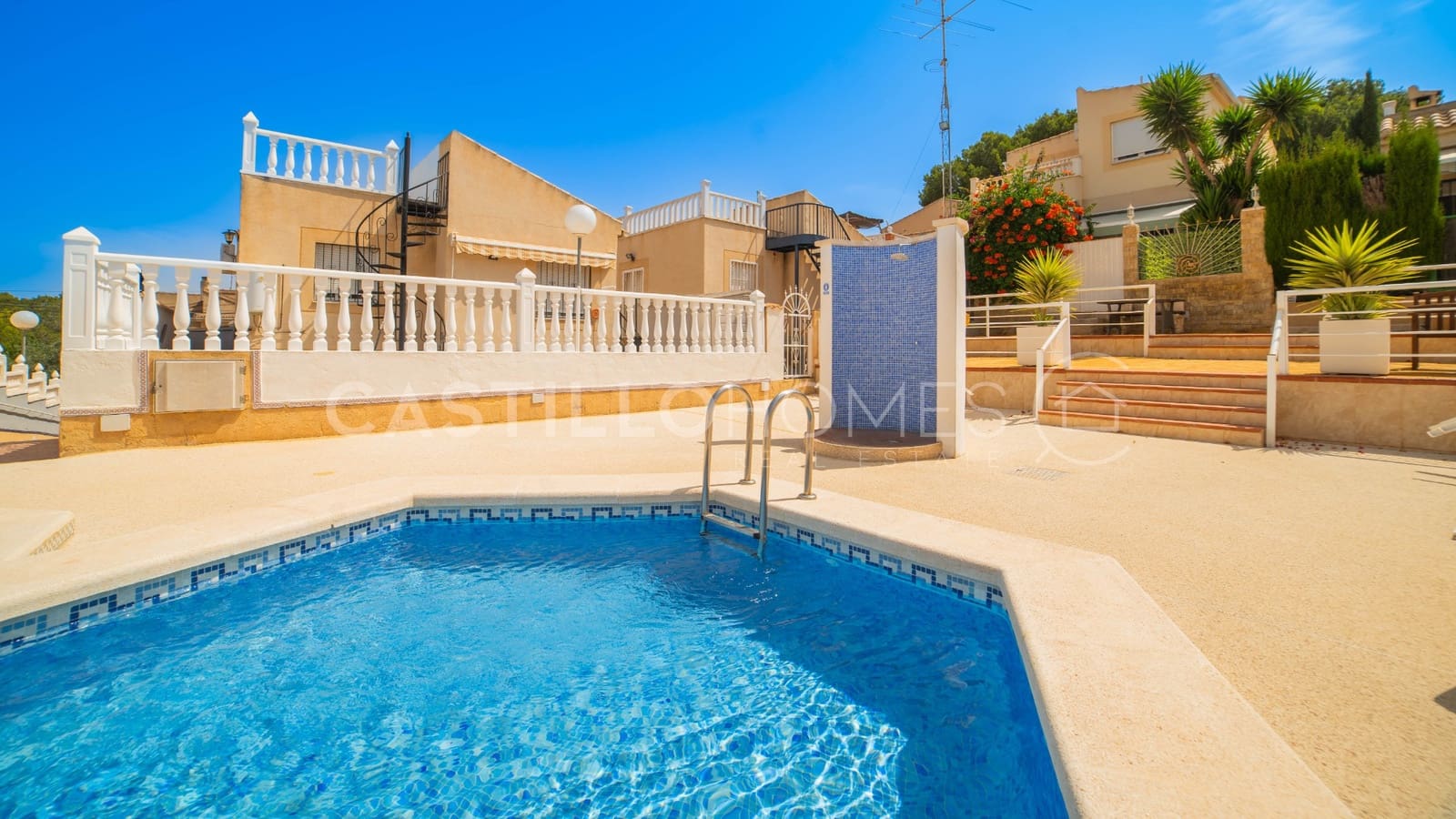 Casa de 4 habitaciones en Torrevieja en venta con piscina - 290.000 € (Ref: 9106162)