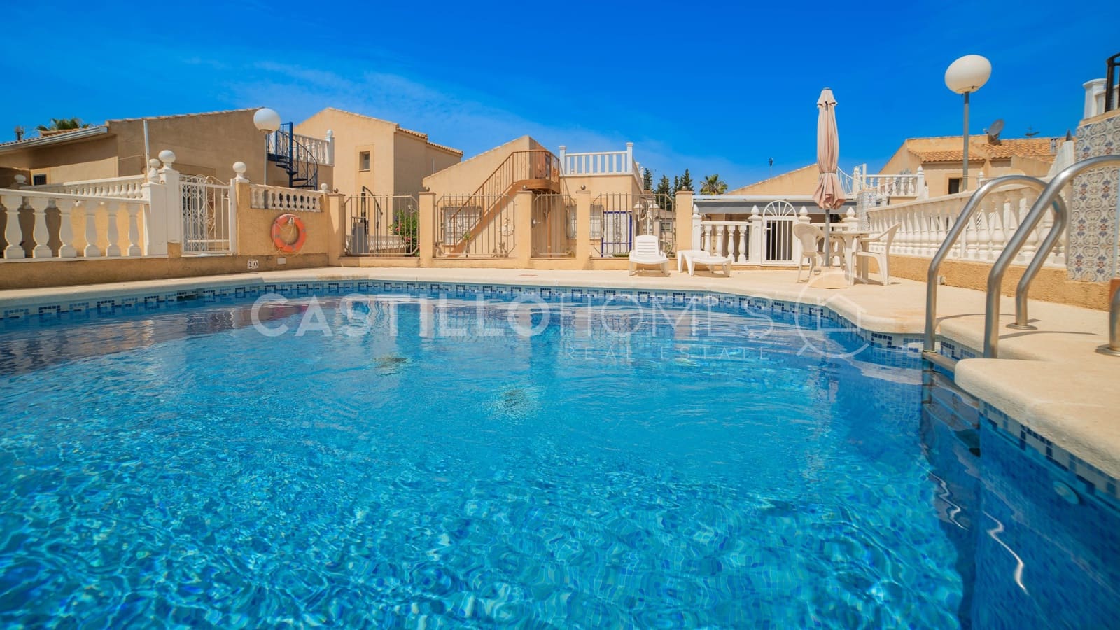 Casa de 4 habitaciones en Torrevieja en venta con piscina - 290.000 € (Ref: 9106162)
