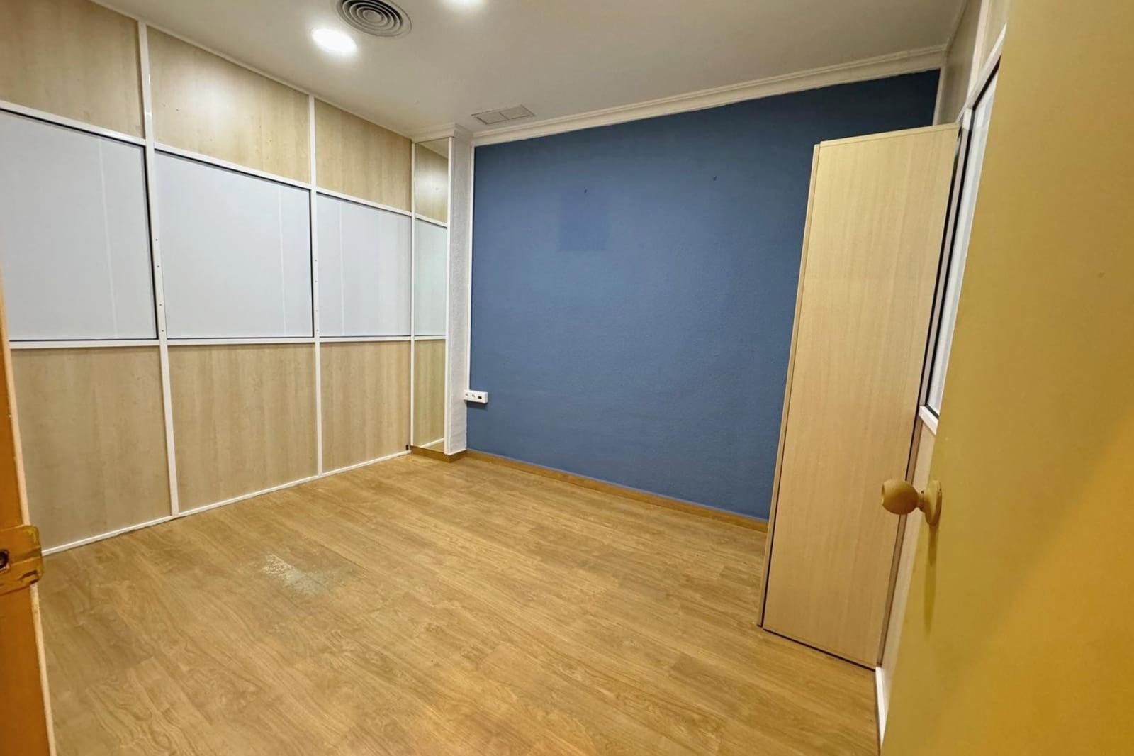 Commercieel te koop in Guardamar del Segura met zwembad - € 222.200 (Ref: 9138268)