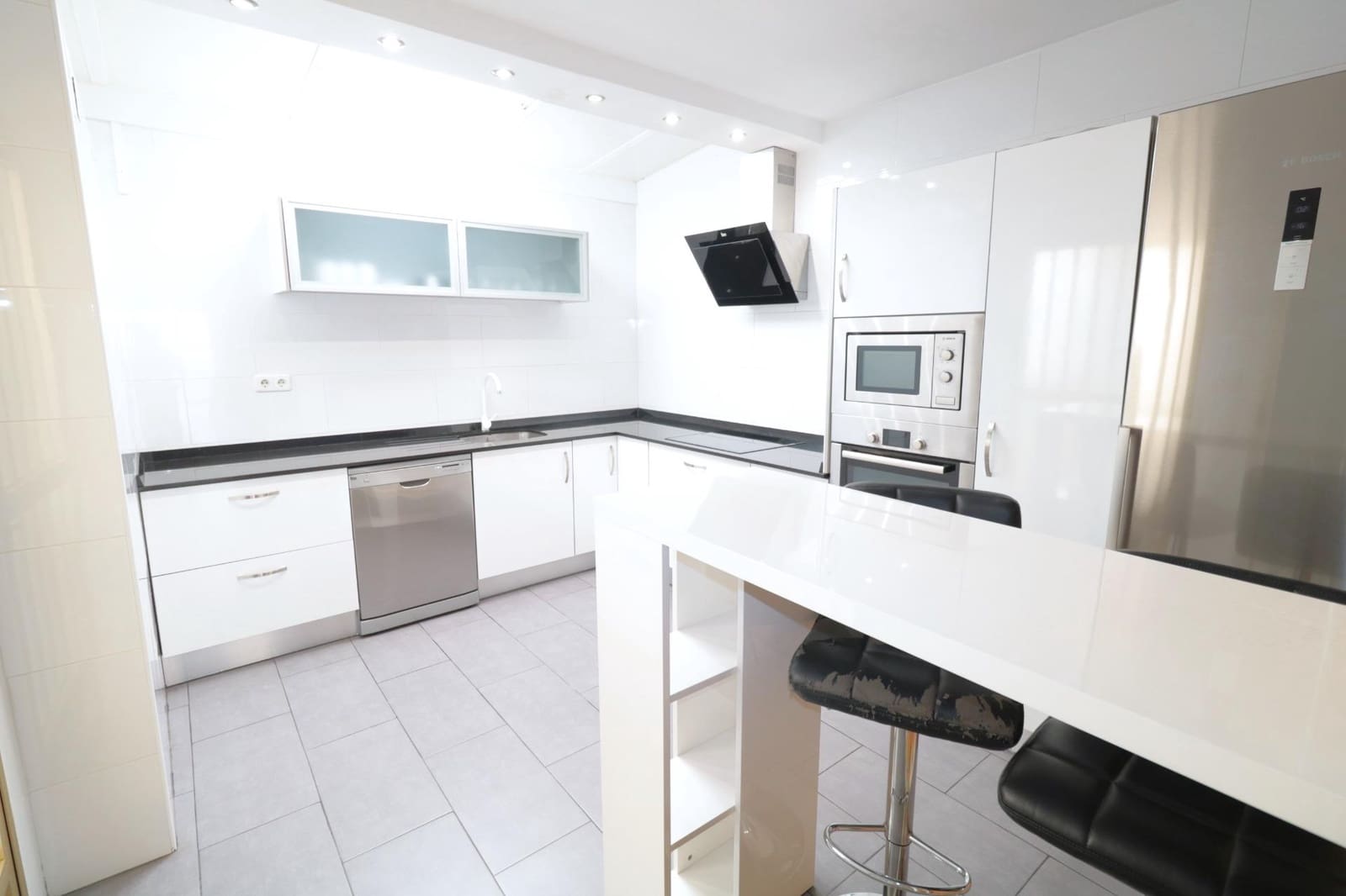 2 bedroom Apartment for sale in Torrevieja with garage - € 170,000 (Ref: 9146316)