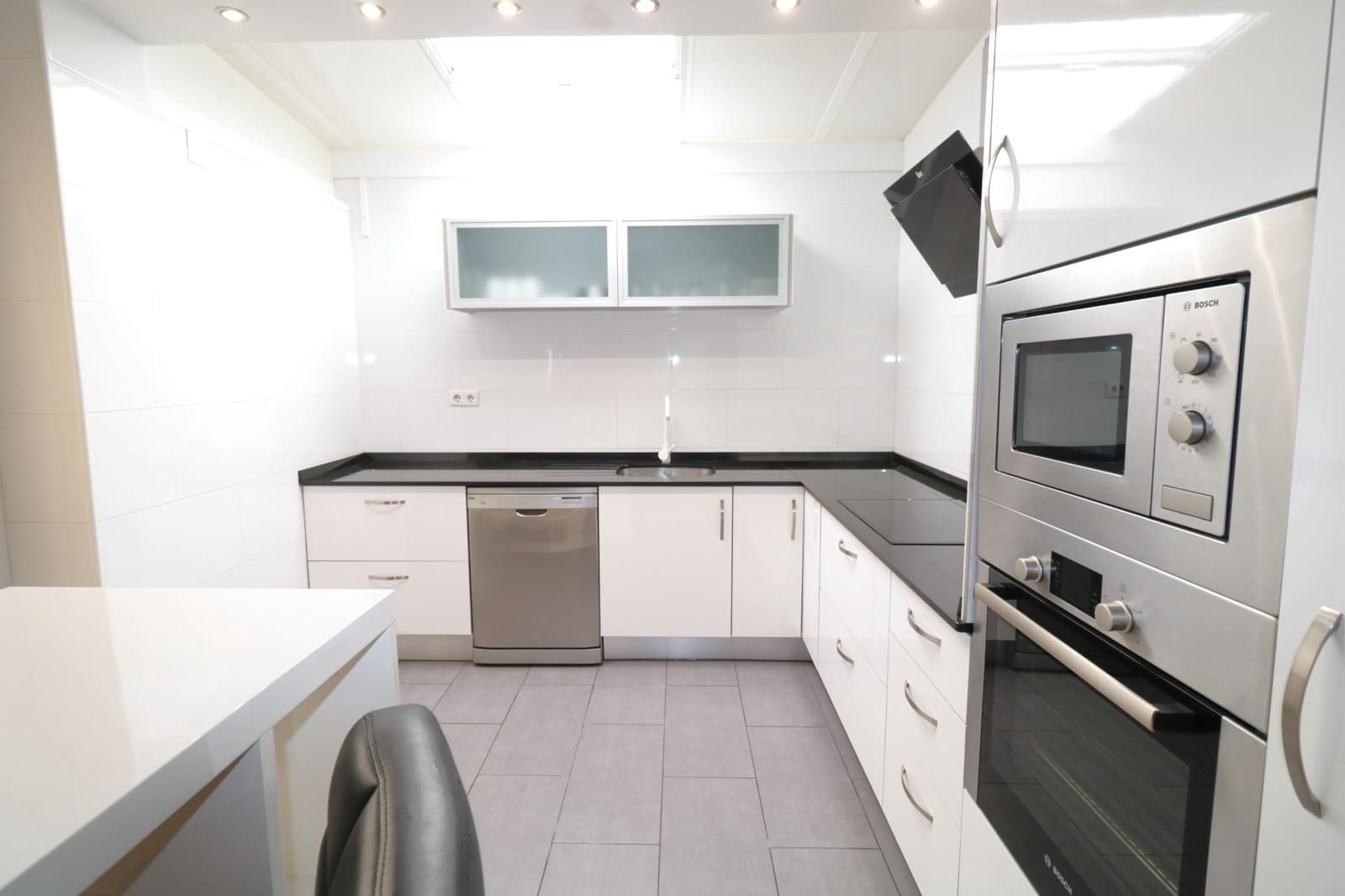 2 bedroom Apartment for sale in Torrevieja with garage - € 170,000 (Ref: 9146316)