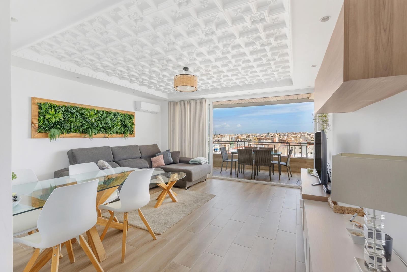 Apartamento de 3 habitaciones en Torrevieja en venta con piscina - 295.000 € (Ref: 9150939)