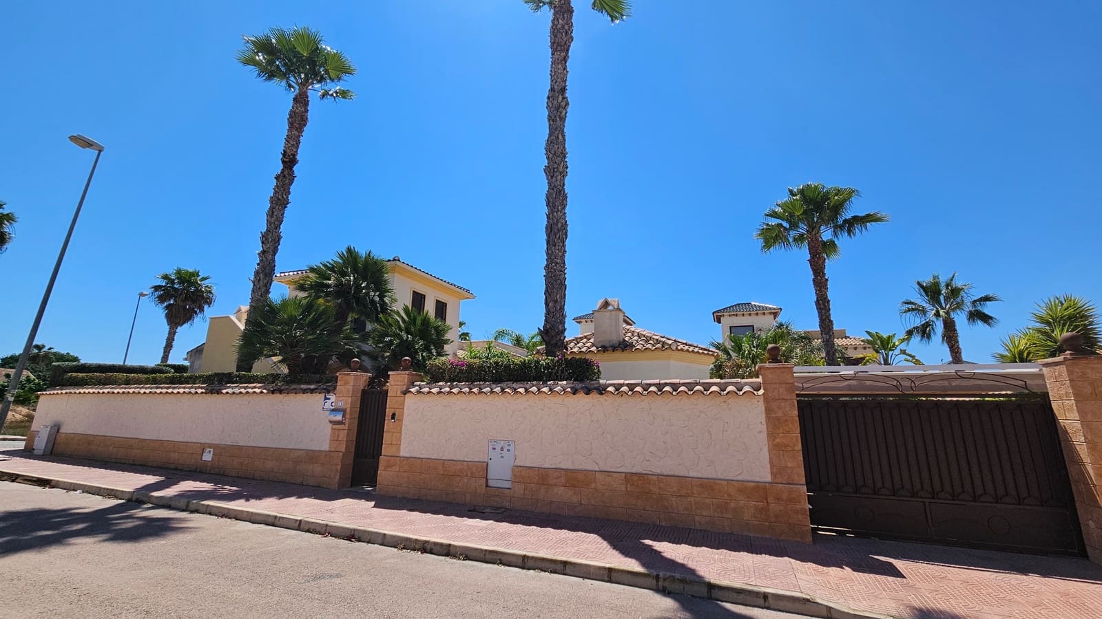 4 makuuhuone Huvila myytävänä paikassa Ciudad Quesada mukana uima-altaan - 565 000 € (Ref: 9184366)