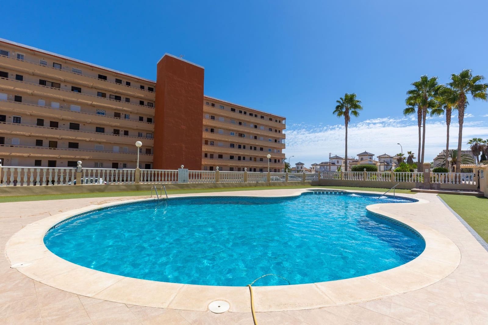 3 makuuhuone Huvila myytävänä paikassa Torrevieja mukana uima-altaan - 276 000 € (Ref: 9228964)