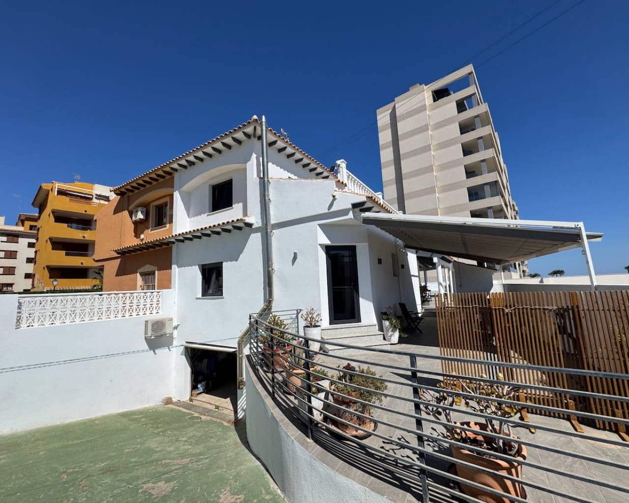 3 sypialnia Willa na sprzedaż w Punta Prima z basenem garażem - 750 000 € (Ref: 9237010)