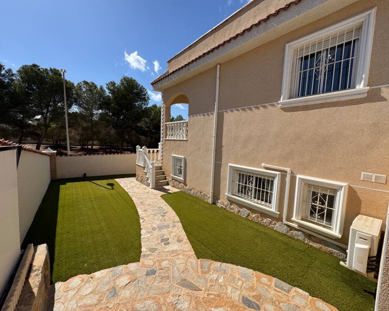 7 makuuhuone Huvila myytävänä paikassa Ciudad Quesada mukana uima-altaan - 650 000 € (Ref: 9256651)