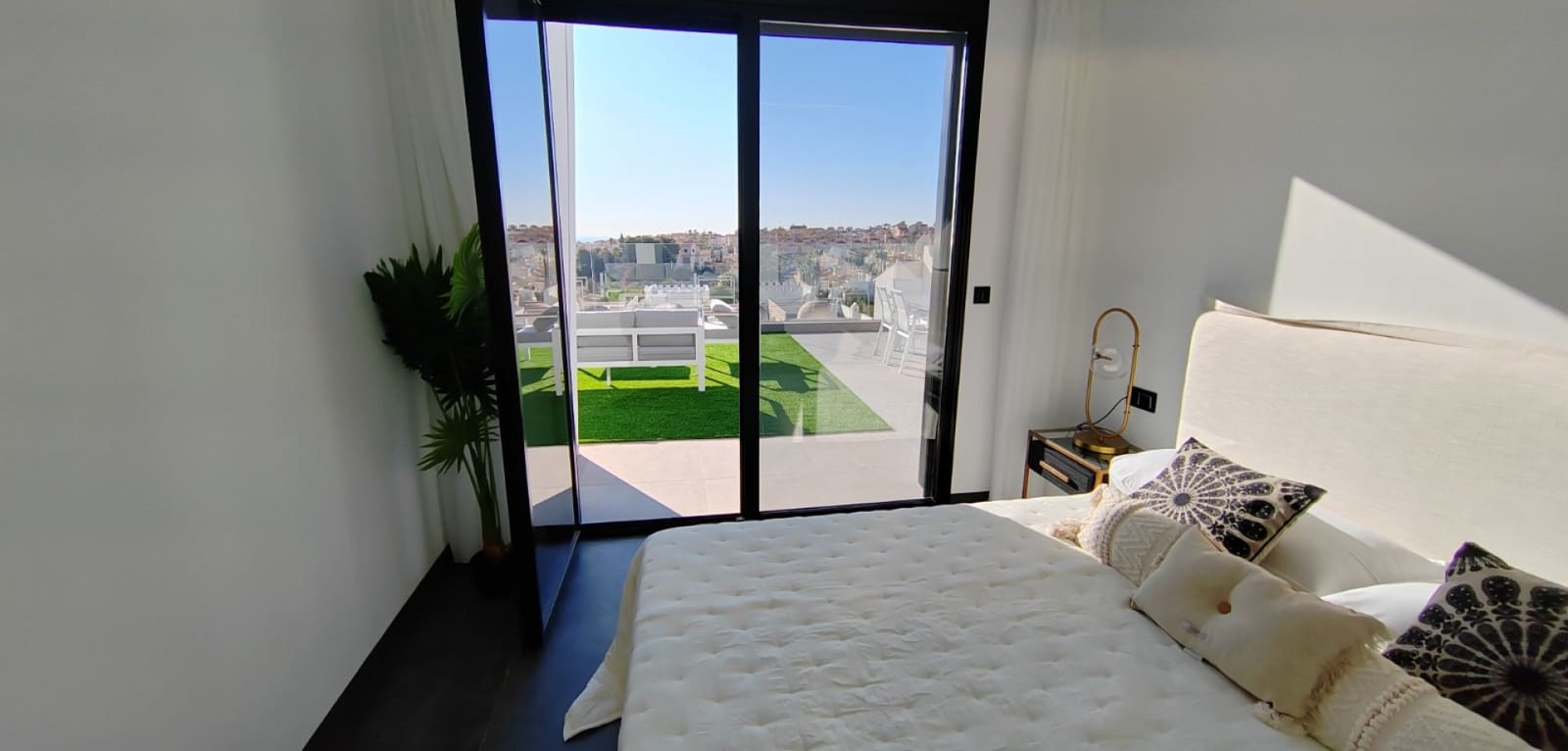 3 bedroom Villa for sale in Torrevieja with pool garage - € 650,000 (Ref: 9272802)