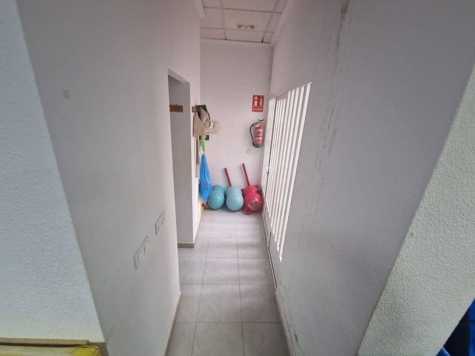 Commercial for sale in Torrevieja - € 120,000 (Ref: 9295994)