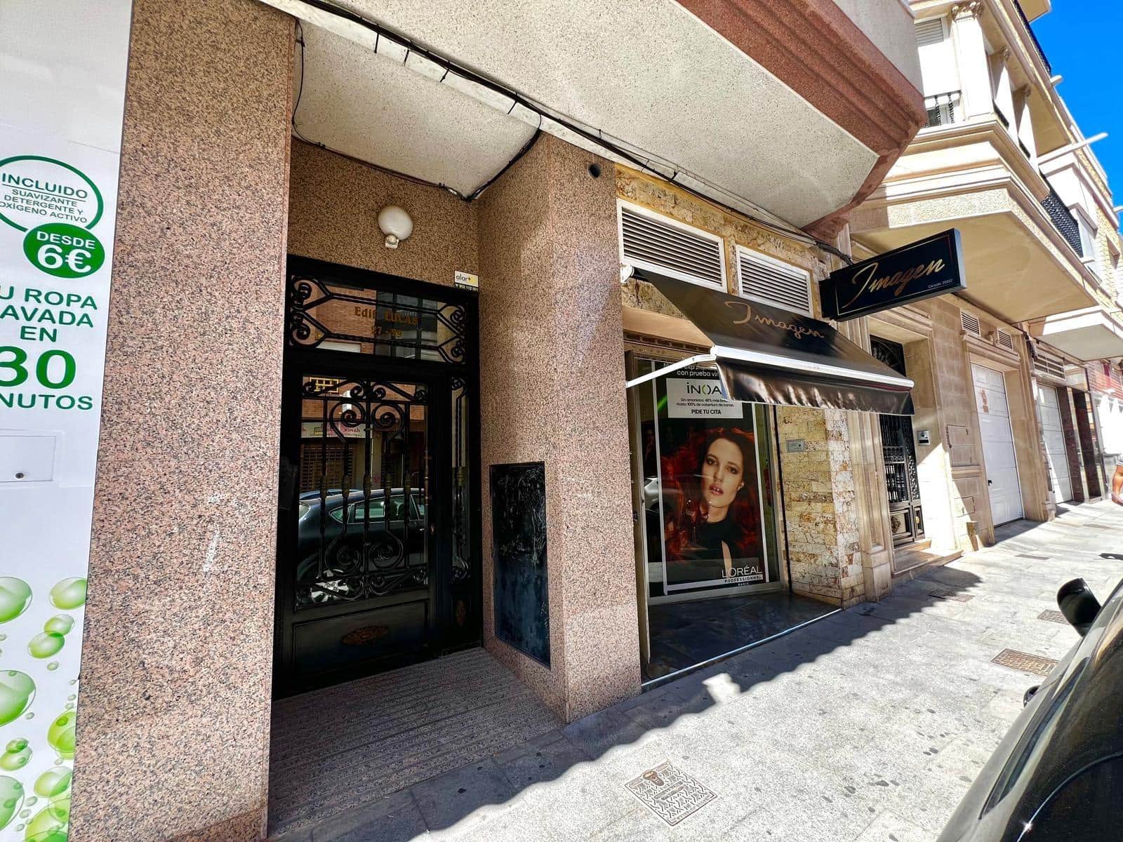 Kaupallinen myytävänä paikassa Torrevieja - 199 900 € (Ref: 9296018)