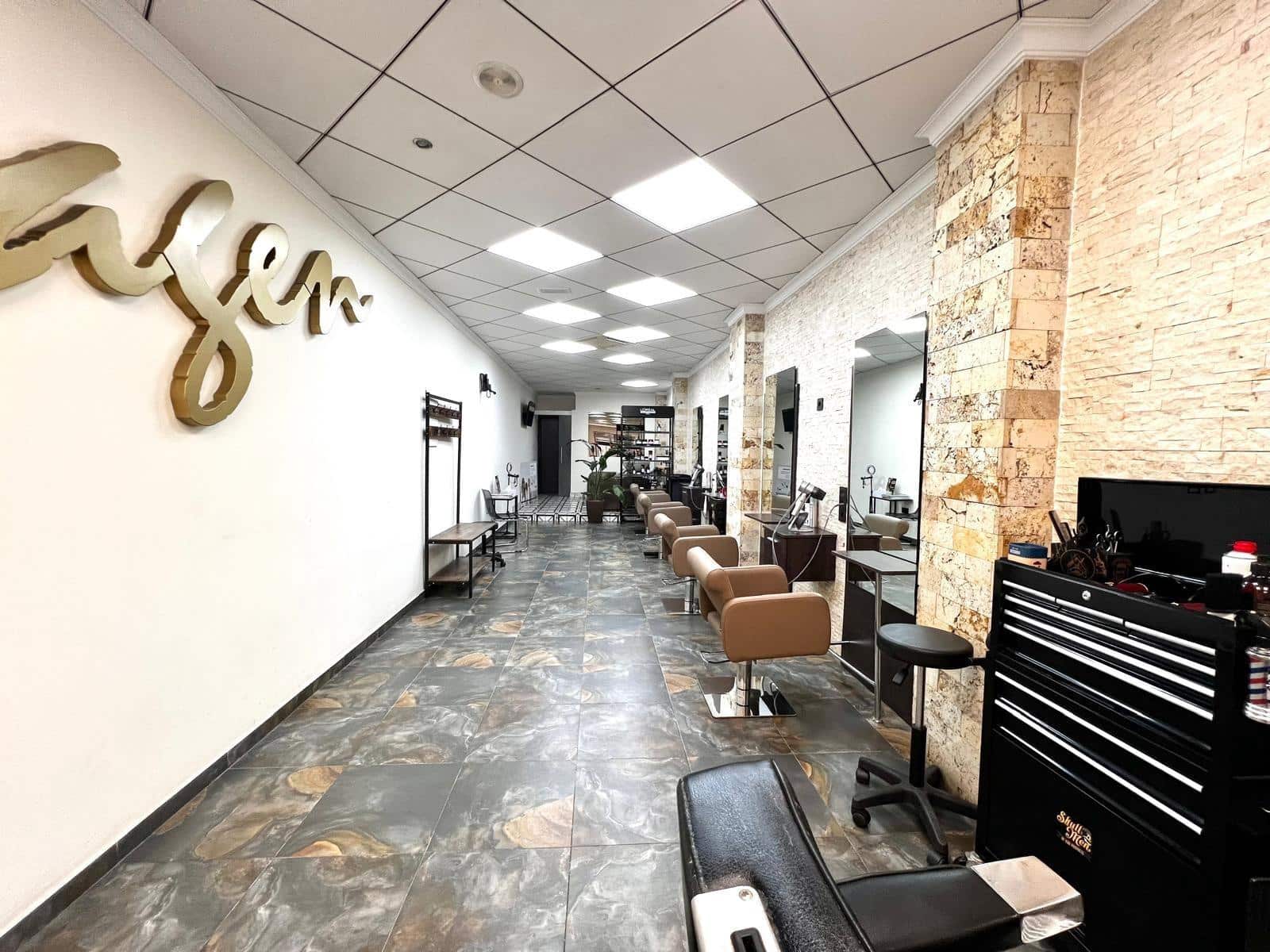 Kaupallinen myytävänä paikassa Torrevieja - 199 900 € (Ref: 9296018)