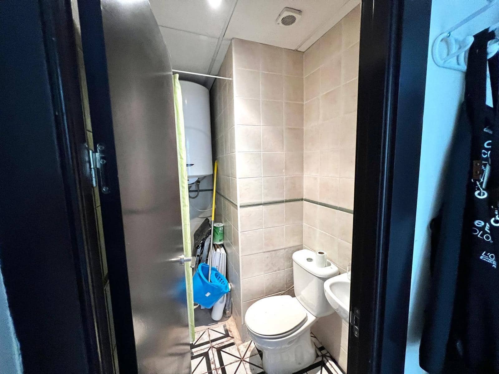 Kaupallinen myytävänä paikassa Torrevieja - 199 900 € (Ref: 9296018)