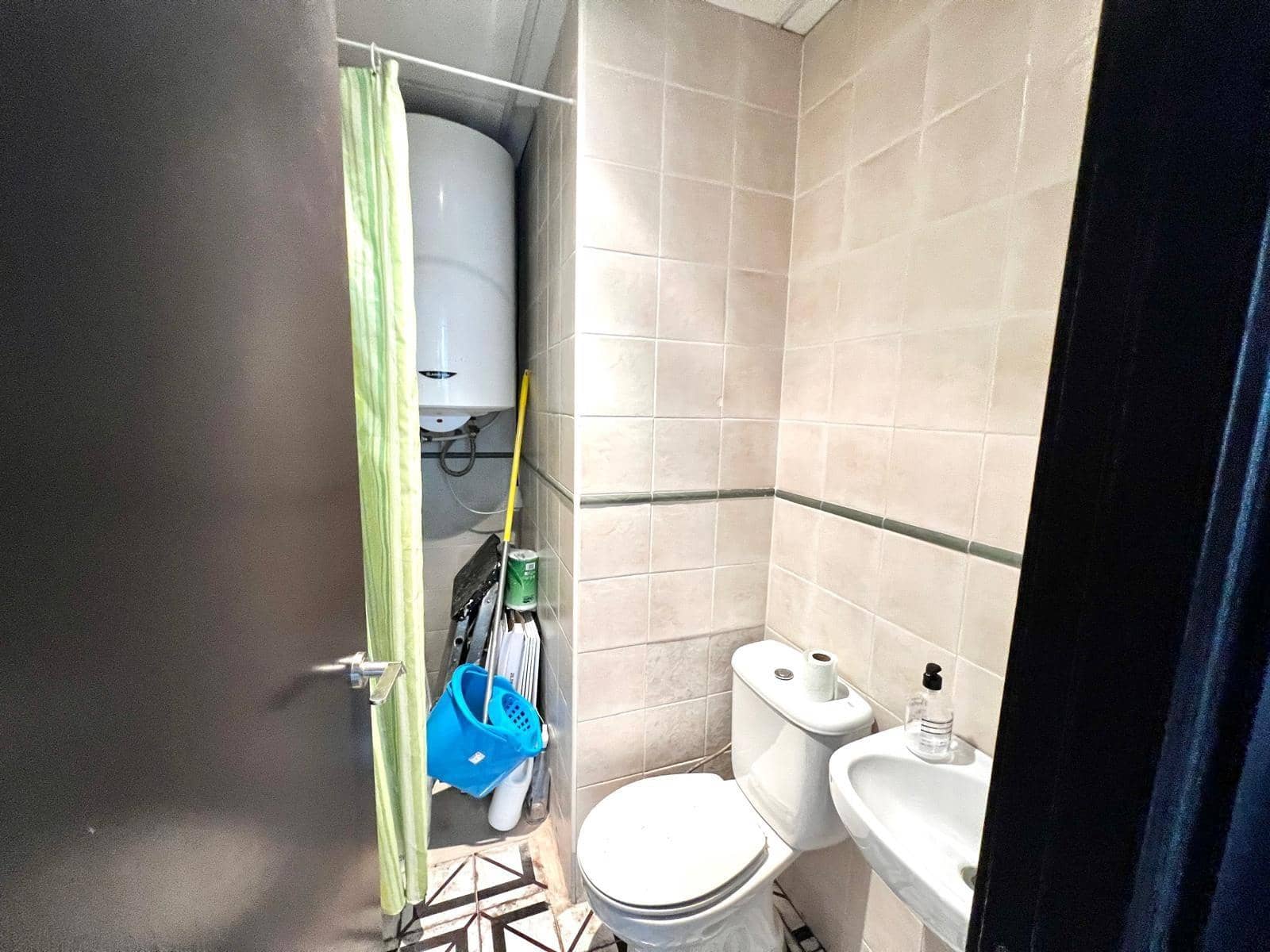 Kaupallinen myytävänä paikassa Torrevieja - 199 900 € (Ref: 9296018)