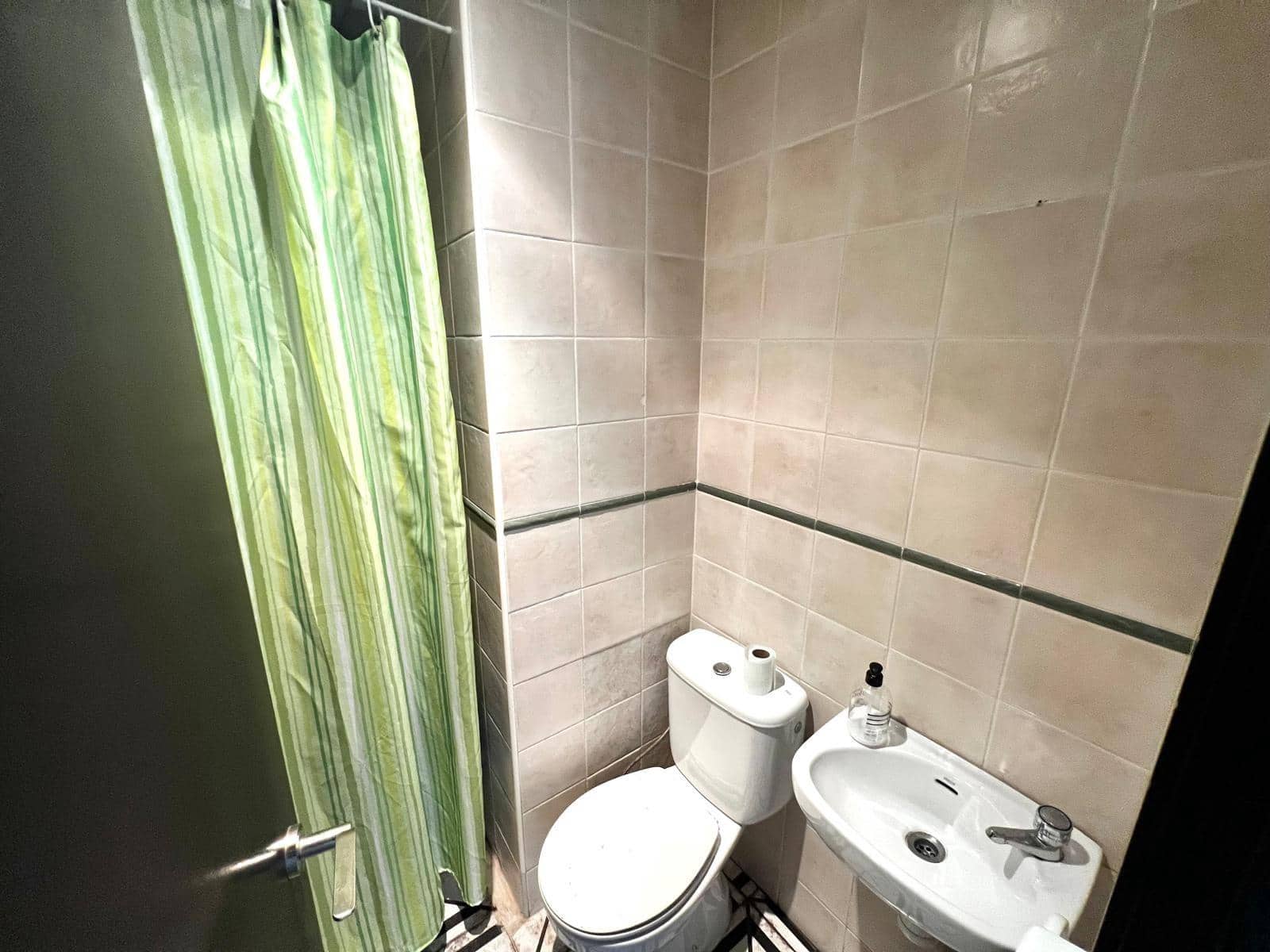 Kaupallinen myytävänä paikassa Torrevieja - 199 900 € (Ref: 9296018)