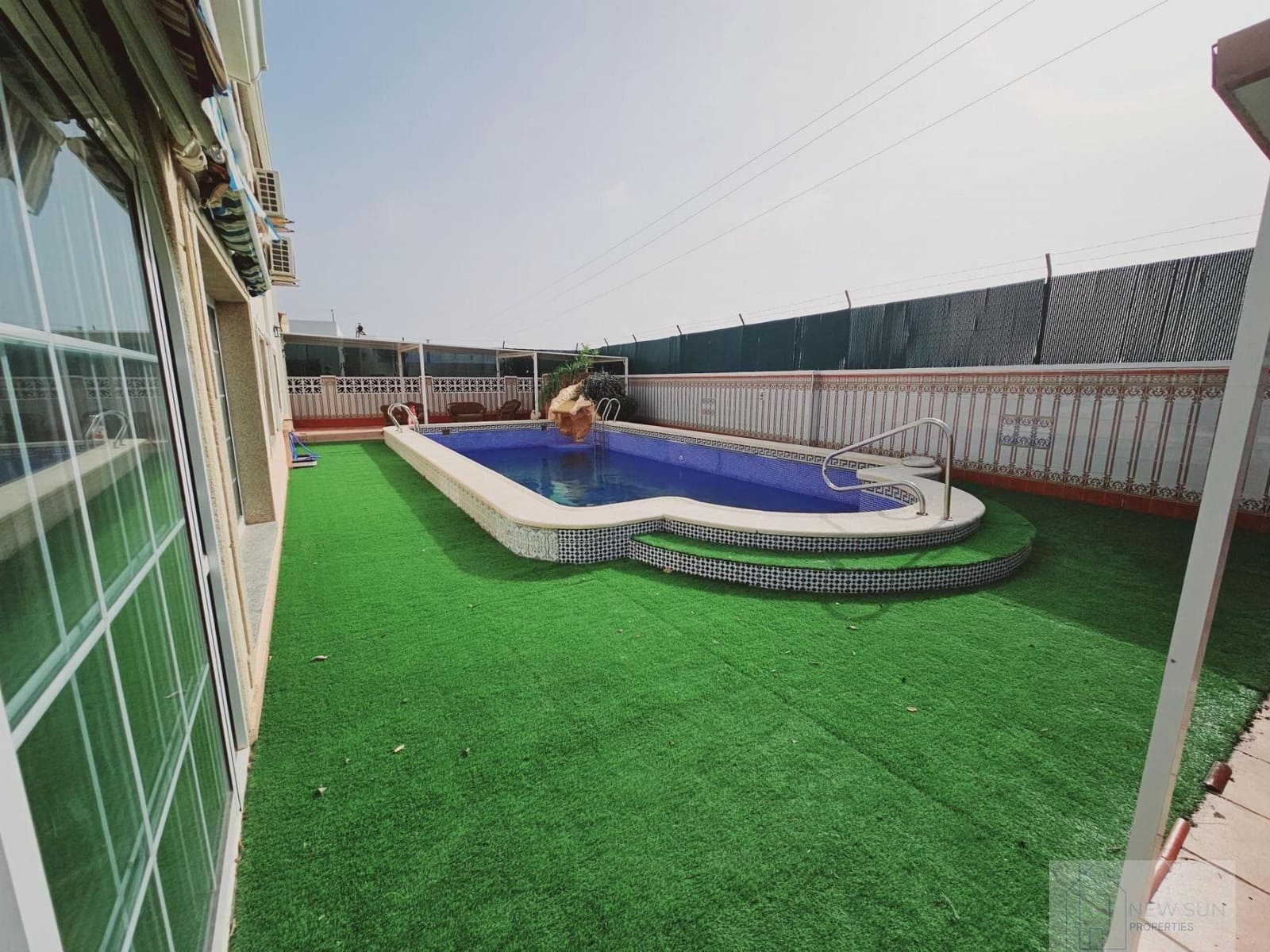 Chalet de 5 habitaciones en Torrevieja en venta con piscina garaje - 689.000 € (Ref: 9296049)