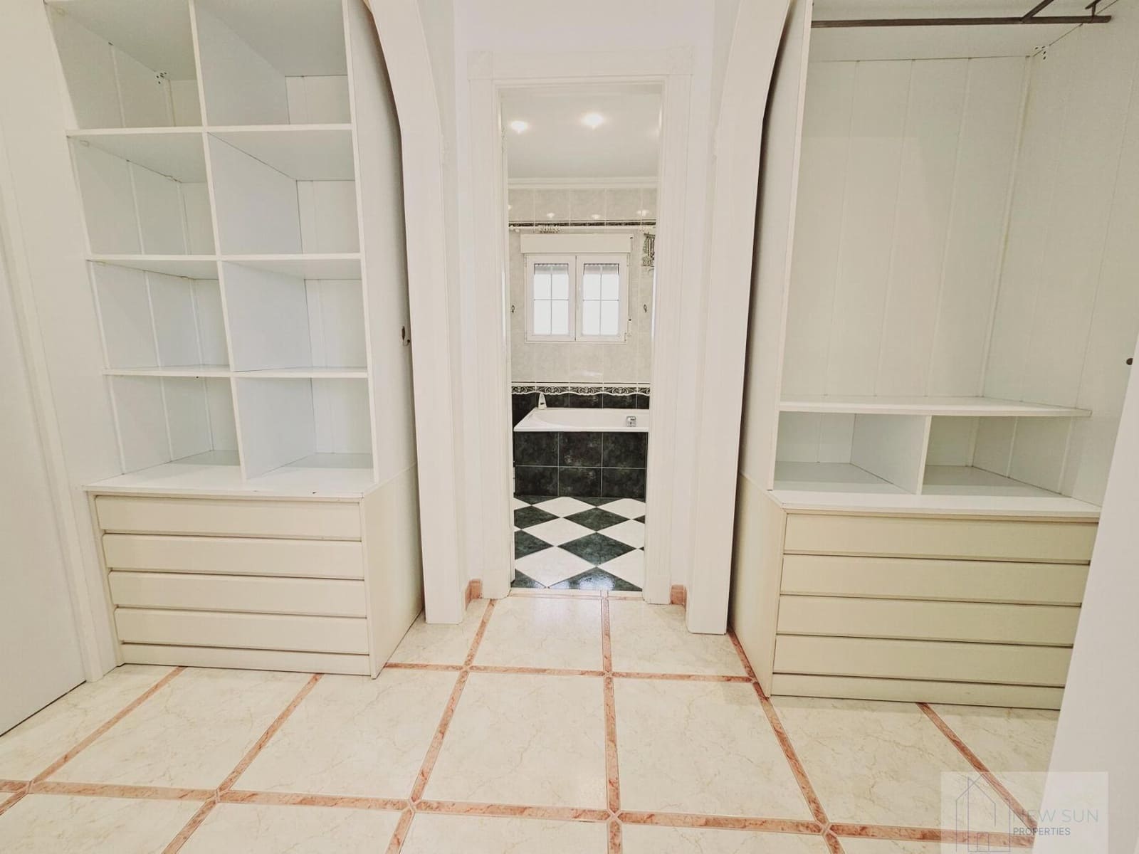 Chalet de 5 habitaciones en Torrevieja en venta con piscina garaje - 689.000 € (Ref: 9296049)