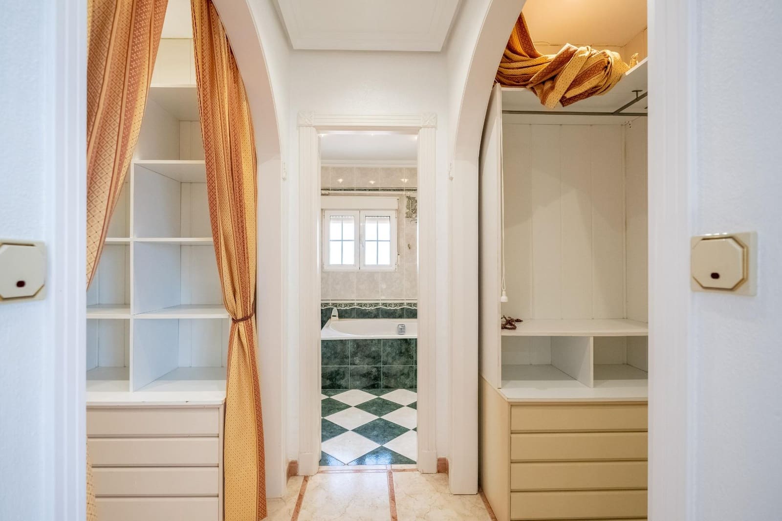 6 sypialnia Willa na sprzedaż w Torrevieja z basenem garażem - 645 000 € (Ref: 9360262)