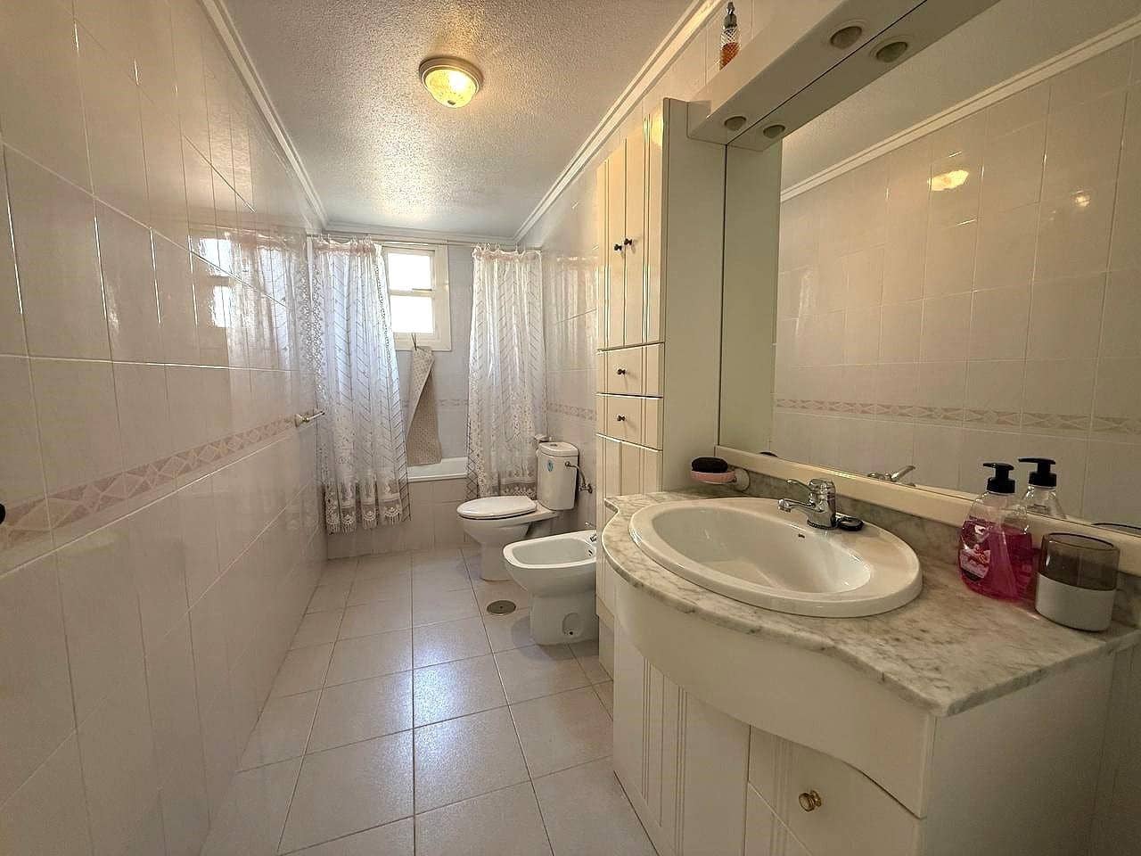 Piso de 2 habitaciones en Torrevieja en venta con piscina - 134.000 € (Ref: 9383227)