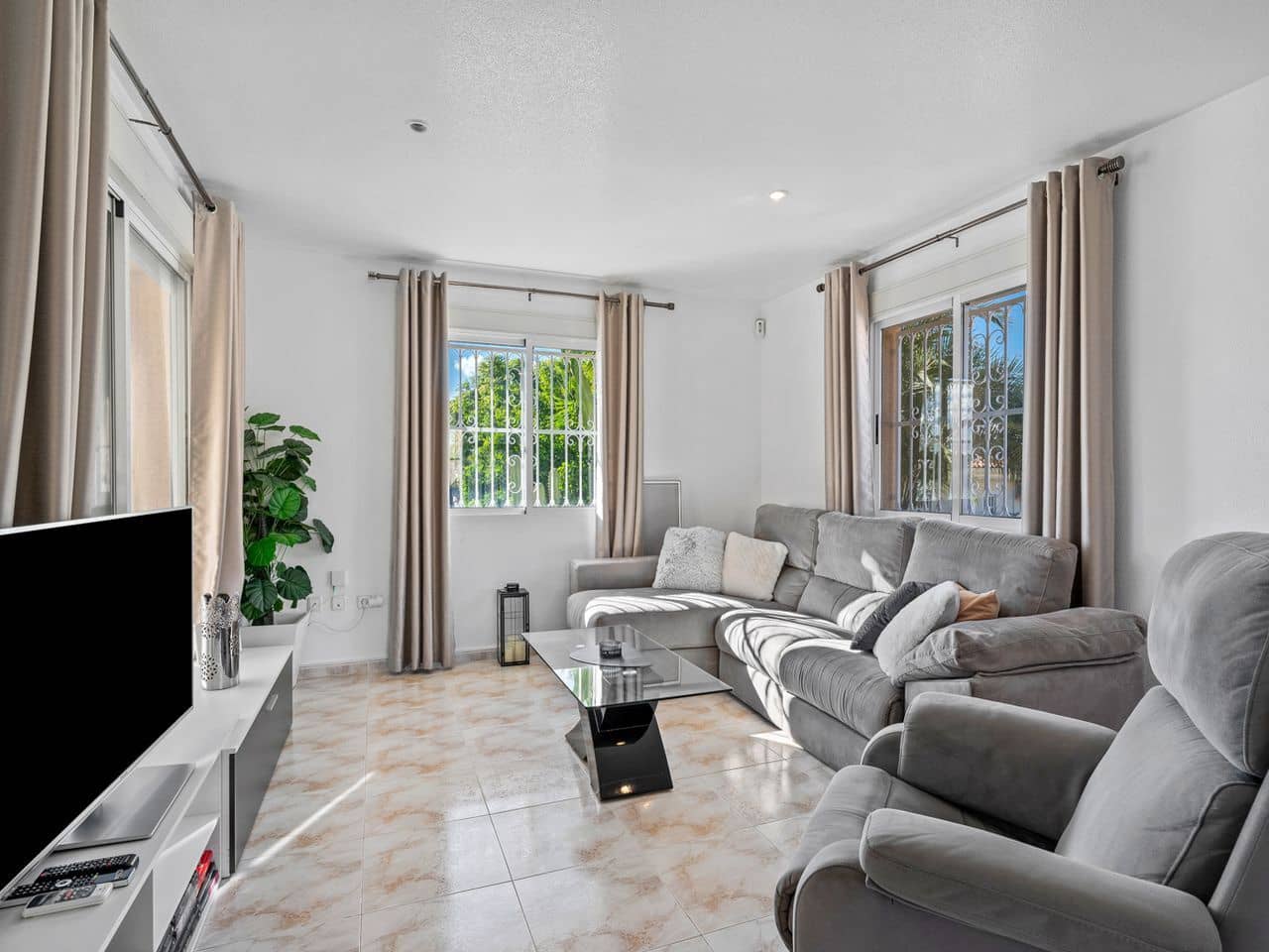 Chalet de 2 habitaciones en Benijófar en venta con piscina garaje - 410.000 € (Ref: 9401036)