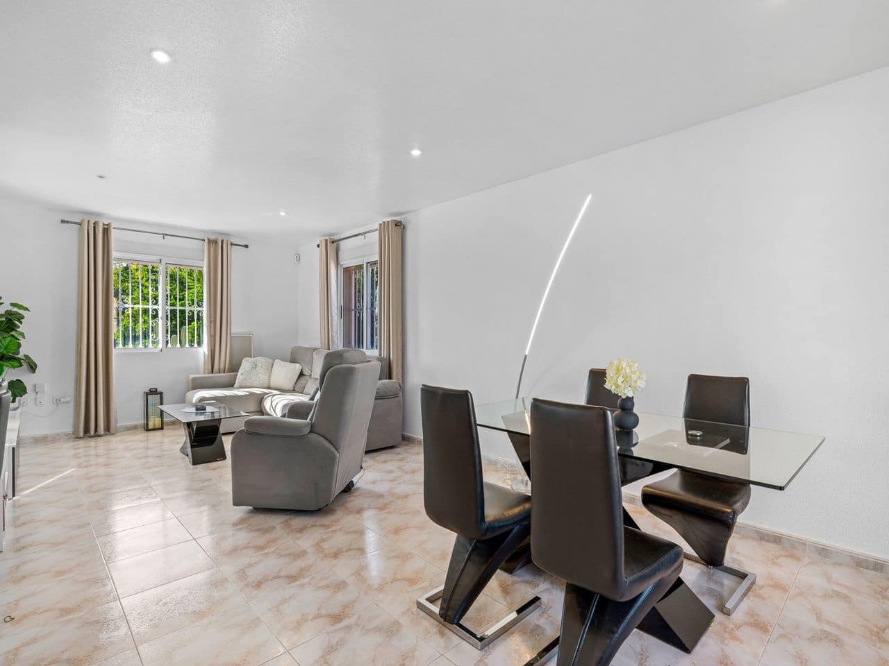 Chalet de 2 habitaciones en Benijófar en venta con piscina garaje - 410.000 € (Ref: 9401036)