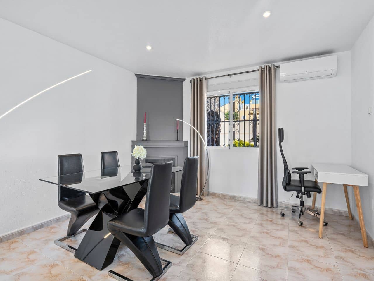 Chalet de 2 habitaciones en Benijófar en venta con piscina garaje - 410.000 € (Ref: 9401036)