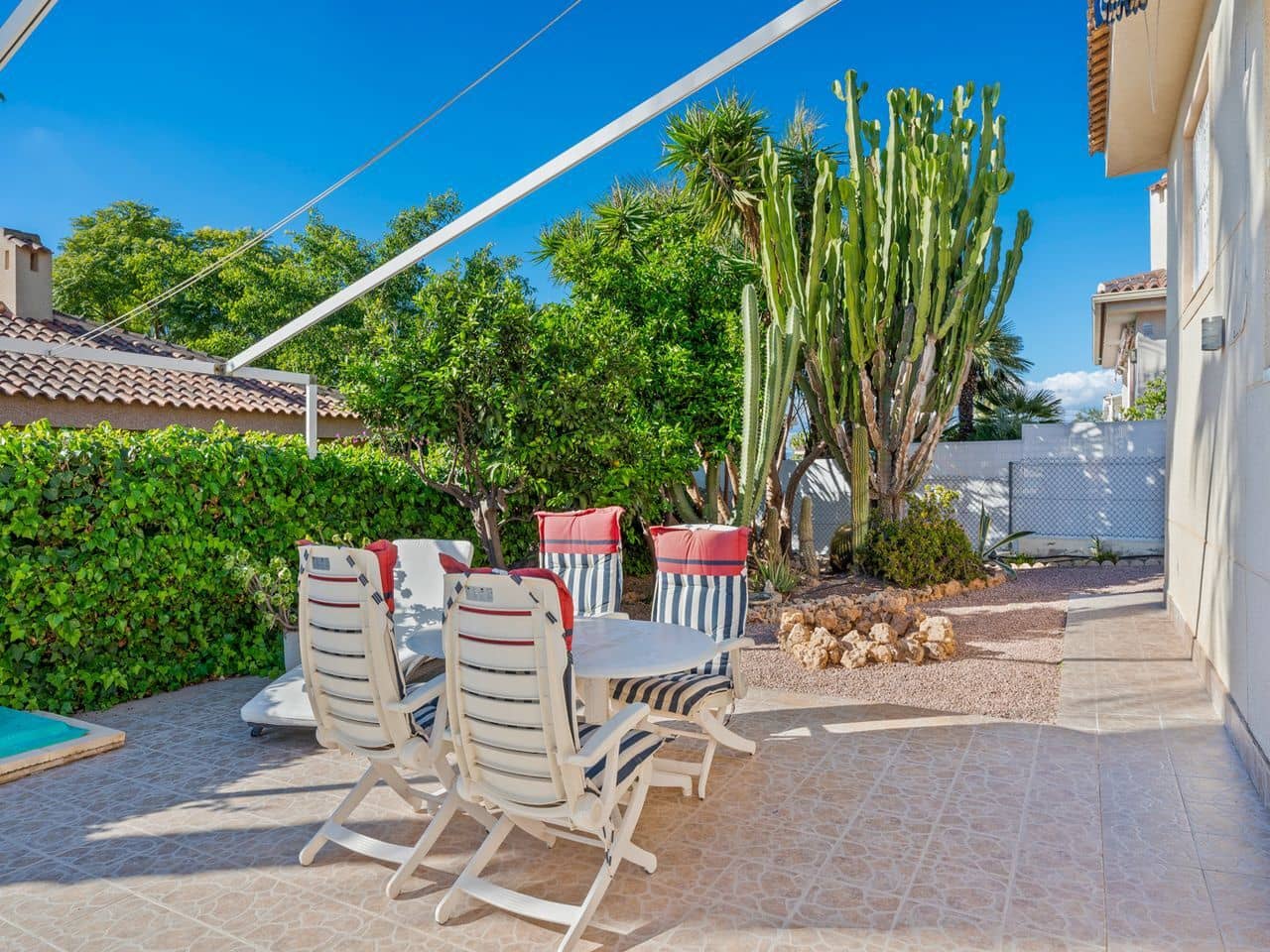 Chalet de 2 habitaciones en Benijófar en venta con piscina garaje - 410.000 € (Ref: 9401036)