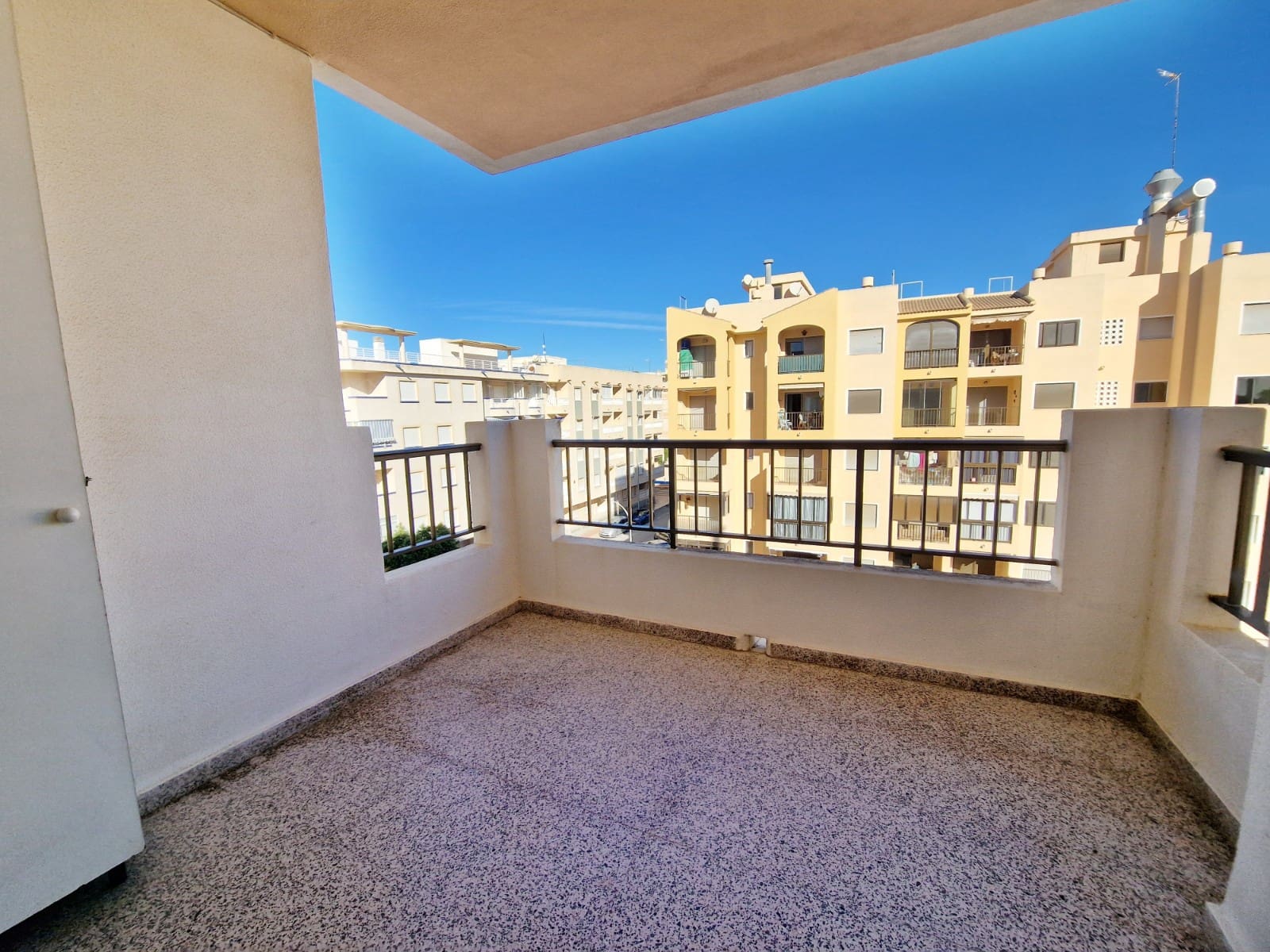 2 bedroom Apartment for sale in Guardamar del Segura with pool - € 165,000 (Ref: 9411331)
