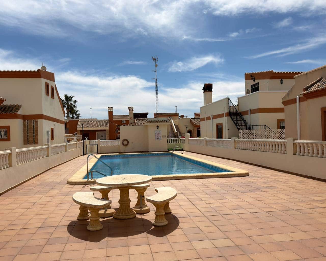 2 bedroom Villa for sale in Guardamar del Segura with pool garage - € 180,000 (Ref: 9427493)