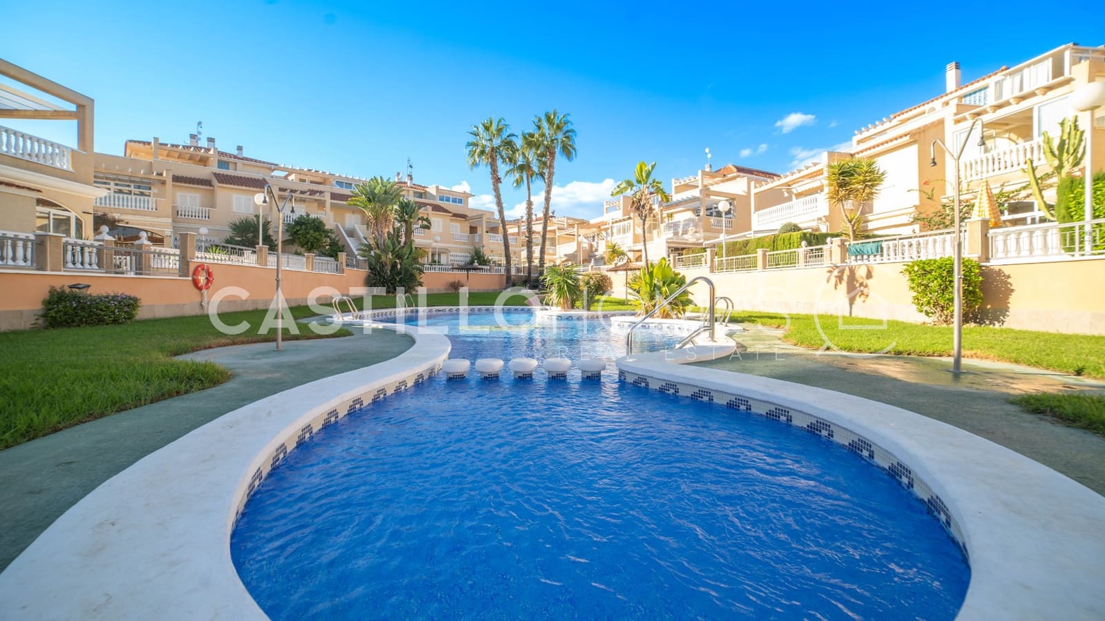 2 makuuhuone Omakotitalo myytävänä paikassa Orihuela Costa mukana uima-altaan - 265 000 € (Ref: 9475592)