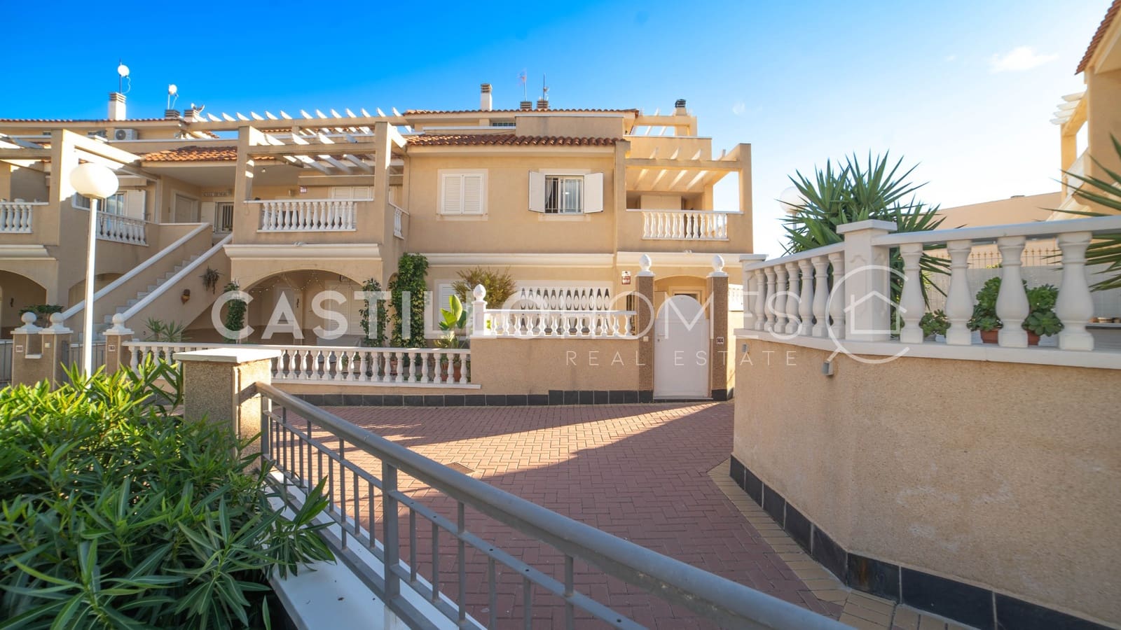 2 makuuhuone Omakotitalo myytävänä paikassa Orihuela Costa mukana uima-altaan - 265 000 € (Ref: 9475592)